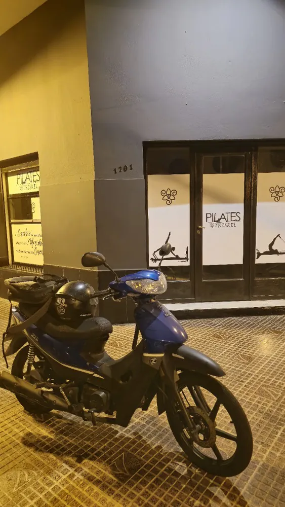 La puerta del estudio, con el logo de Pilates Triskel en los vidrios