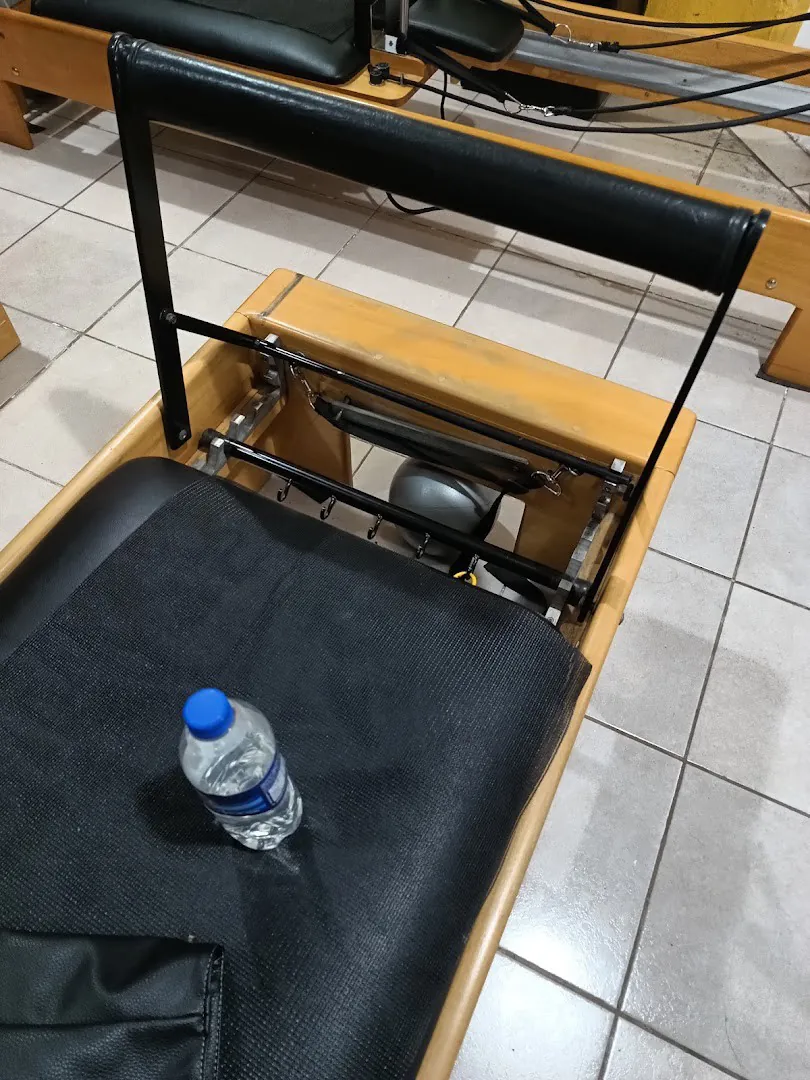 Un reformer de madera del estudio, con una botella de agua